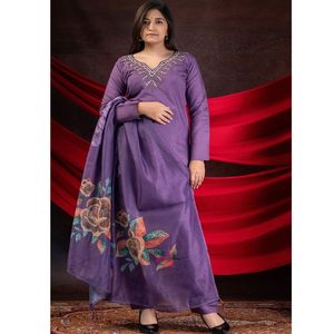 Conjunto tradicional de Kurta romana de viscosa con bordado a mano Dupatta impresa suave y elegante silueta para mujer - Product Image 2
