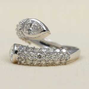 Bague de mariage romantique en or blanc avec diamant de laboratoire en forme de poire, 1 carat, pierre précieuse certifiée IGI, sertie en forme de croix - Product Image 5