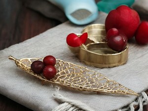 Bol décoratif luxueux en aluminium pour pièce maîtresse avec un design ajouré complexe et une finition dorée élégante, idéal pour manger et vivre - Product Image 6