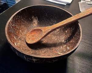 Bol de service artisanal en coquille de noix de coco naturelle, écologique, durable, réutilisable, pour salade, smoothie, fruits - Passe au lave-vaisselle - Product Image 1