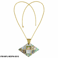 Collier pendentif artisanal tendance en nacre et coquille d'ormeau, motif losange géométrique, incrustation dorée, pour femme, idéal pour les occasions festives