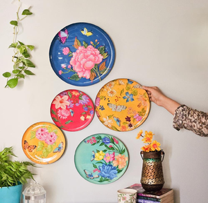 Plaques murales en céramique de couleur cuivre artisanales avec motif floral en émail bleu et blanc (lot de 3) en gros - Product Image 2