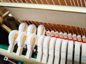 Piano Vertical Yamaha U30BL Negro, Usado en Japón, Teclas Sensibles al Tono, Duradero y Estable, Éxito de Ventas Global - Product Image 5