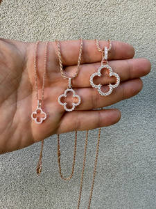 Pendentif fleur de trèfle ouvert en diamant Moissanite glacé plaqué or rose 14 carats pour bijoux de mode pour femmes - Product Image 5