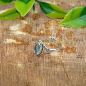 แหวนเงินแท้ 925 ประดับพลอยบลูโทแพซทรงมาร์ควิส ดีไซน์มินิมอล ทำมือ สำหรับผู้หญิง แหวนดีไซน์ไม่ซ้ำใคร เหมาะสำหรับเป็นของขวัญคริสต์มาส - Product Image 5