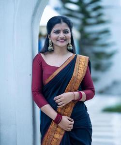 Seductor y fabuloso vestido de recepción Chinon Sari con diseño impreso y detalles de forcejeo para grandes entradas. - Product Image 6