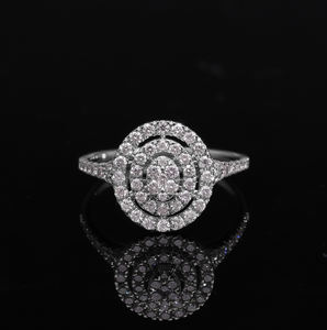 Anillo de diamantes naturales de oro blanco de 14 quilates Diseño redondo concéntrico de triple halo con pavé-Set Diamantes Regalo elegante - Product Image 1