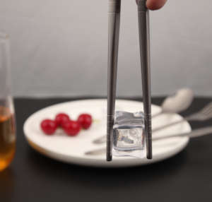 Juego de cubiertos de cocina modernos en plata que ofrece un diseño elegante, acabado suave y durabilidad de acero inoxidable de larga duración. - Product Image 5