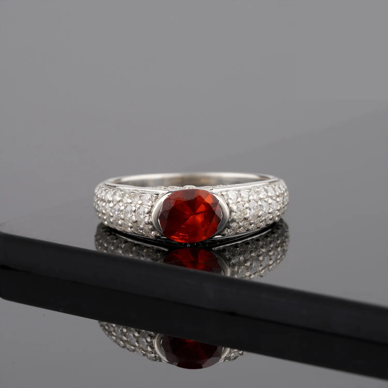 Anillo de diamantes de racimo de moissanita blanca con piedras preciosas ovaladas granate rojo 2024 con aspecto de moda a la venta por exportadores