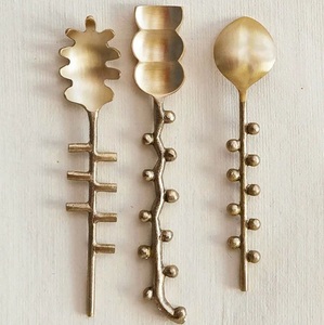 Ensemble de couverts en laiton de concepteur de fabricant fiable pour les maisons modernes ajoutant et la beauté intemporelle à l'installation de diner quotidienne - Product Image 1