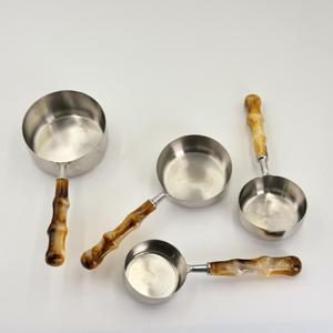 Juego de 4 Tazas y Cucharas Medidoras de Resina con Mango de Acero Inoxidable Pulido Espejo - Product Image 2