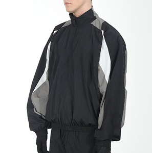 ชุดวอร์มผู้ชายแบบกำหนดเอง เสื้อและกางเกงผ้าโพลีเอสเตอร์ แจ็คเก็ตวินด์เบรกเกอร์แบบปะติดปะต่อ คุณภาพสูง ผ้าไนลอนสำหรับออกกำลังกาย สไตล์ลำลองสำหรับผู้ชาย - Product Image 3