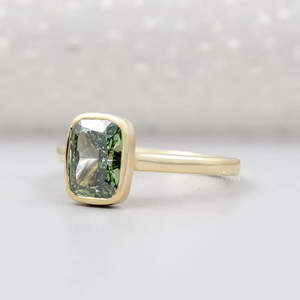 Bague de fiançailles pour femme en or jaune/blanc/rose ou platine, avec diamant de laboratoire taille coussin et sertissage vert fantaisie, certifié IGI - Product Image 3