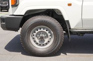 Toyota Land Cruiser VDJ79 4.5L Usada, Camioneta Blindada, Transmisión Manual, Interior Oscuro, Turbo, Tracción Delantera, Envío Global Disponible - Product Image 3