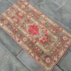Tapis vintage, petit tapis turc de 2,1 x 3,9 pieds, tapis oriental en laine rouge - Product Image 4