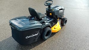 Tractor Cortacésped Industrial Cub Cadet LT3 R102 de 28V con Caja Recolectora para Corte de Césped, Venta al Por Mayor Original - Product Image 2