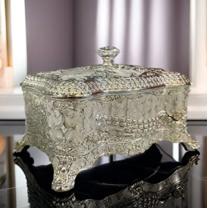 Joyero de metal con acabado en plata oxidada en estilo vintage disponible a bajo costo al por mayor para regalos culturales y nupciales - Product Image 2