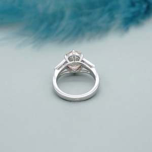 แหวนเพชรรูปไข่สีชมพูสามเม็ดในทองคำขาว ได้รับการรับรองจาก IGI - Product Image 5