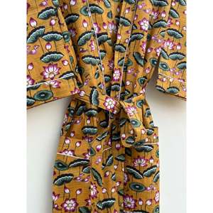 Robe kimono en coton à motif floral avec silhouette ample, imprimé au bloc artisanal, peignoir à taille naturelle - Product Image 5