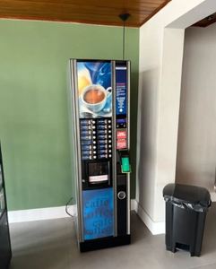 Máquina Expendedora de Café Automática con Pantalla LED Táctil, Limpieza Automática, Compatible con ADA, Múltiples Opciones de Pago - Product Image 2