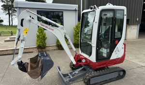 Mini-excavatrice Takeuchi TB235-2 d'occasion de qualité supérieure, avec godet de 0,12 m, cabine PLC, chenilles en caoutchouc, lame angulaire et boîte de vitesses haute performance - Product Image 5