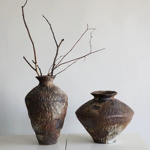 Vase en céramique incroyable qui préserve la beauté naturelle des fleurs tout en ajoutant une élégance raffinée et artisanale à n'importe quel espace - Product Image 4