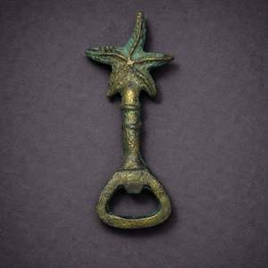 Ouvre-bouteille en fonte avec poignée en forme d'étoile de mer, design côtier vintage, prise en main solide, finition durable, parfait pour la décoration de la maison, du bar et de la plage - Product Image 2