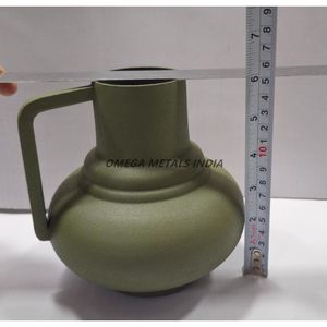 Vase moderne artisanal en métal doré avec texture d'écorce d'arbre et bords dentelés uniques pour un style décoratif élégant - Product Image 6