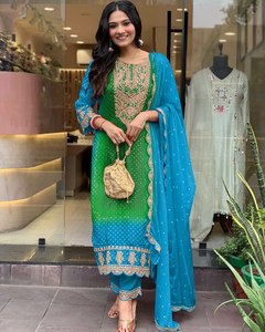 Gujarati Style Culturel Bandhani Imprimé Belle Broderie Cou Conception Genou Longueur Kurti & Pent Avec Dupatta Ensemble Pour Adulte - Product Image 4