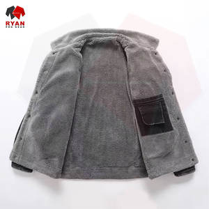 Veste en jean premium pour homme avec logo personnalisé, coupe classique, couture durable, streetwear décontracté pour toutes les saisons - Product Image 3