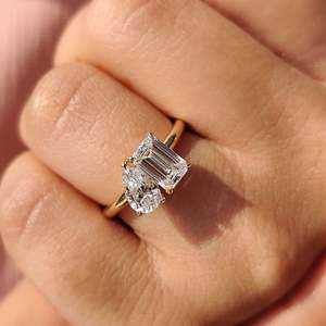 แหวนหมั้นเพชรทรงหยดน้ำและมรกตแบบ Toi Et Moi - Product Image 2