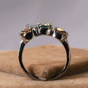Anillo de compromiso de estilo de 3 piedras con punta de garra de diamante de corte redondo azul para mujer - Product Image 4