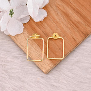 Boucles d'oreilles clous simples en laiton plaqué or de haute qualité, fabriquées à la main, boucles d'oreilles clous en laiton plaqué or de créateur, fabricant en gros - Product Image 6