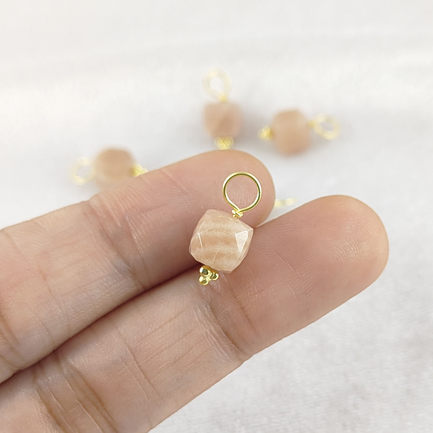 มูนสโตนสีพีช