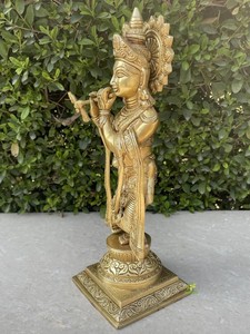 Statue du seigneur Krishna en laiton de finition vintage avec flûte pour la maison indienne traditionnelle et la décoration Mandir - Product Image 2