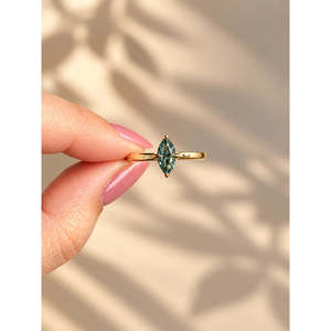 Bague de fiançailles solitaire en diamant de laboratoire de 1,00 ct de couleur vert-bleu, taille marquise, certifiée IGI, en or, pour femme, par AURALUXURIA - Product Image 1