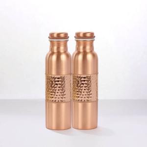Juego de Botellas de Agua Potable de Cobre con Patrón Martillado de Lujo para un Estilo de Vida Ayurvédico Saludable - Product Image 2