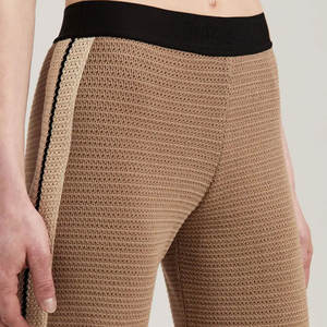 Pantalones de chándal acampanados personalizados para mujer Fabricante OEM Proveedor Pantalones deportivos acampanados de tela de alta calidad con impresión de logotipo a granel - Product Image 5