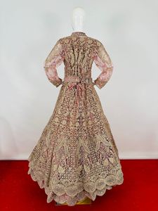 Lehengas luxueux en velours avec des détails exquis pour la mariée ou la fête. - Product Image 2