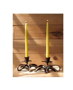 Petit bougeoir en métal de forme compacte et élégante idéal pour la décoration de table ou les bougies festives - Product Image 2