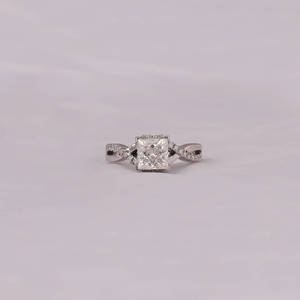 Bague de promesse et d'anniversaire pour femme Princess Twist Minimal en or blanc massif 14 carats avec diamant de laboratoire certifié IGI et sertissage pavé - Product Image 1