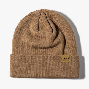 Bonnets avec écusson en cuir Hommes Femmes Chapeaux d'hiver doux et chauds Bonnets personnalisés Bonnets en jacquard avec logo personnalisé - Product Image 1