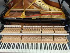 Piano acoustique mécanique classique Yamaha C3A en noir avec feutre de laine pure, marteau en bois massif avec bois massif - Product Image 5