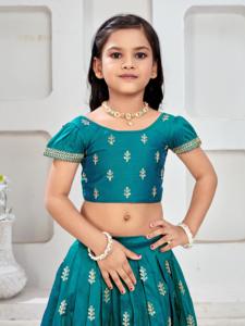 Conjunto de Lehenga Choli Étnico para Niñas Shoryam Fashion, Choli de Seda Verde Rama con Trabajo de Zari Dorado, Estilo Indio para Fiestas, Largo hasta el Suelo, Boutique - Product Image 5
