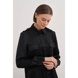 Blusa Negra de Satén para Mujer con Detalle de Epaulettes y Cuello Camisero - Product Image 4