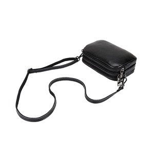 กระเป๋าสะพายไหล่หนังทรงสี่เหลี่ยมเล็กสำหรับผู้หญิง พร้อมสายสะพายเดี่ยวและสายสะพายคู่ กระเป๋าสะพายไหล่ผู้หญิง - Product Image 1