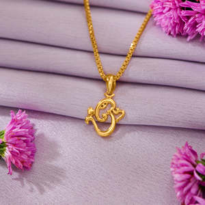 Colgante de Oro Omkar para Mujer - Elegante Amuleto Religioso - Product Image 1