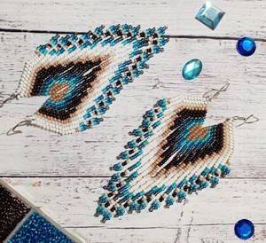 Pendientes de Plumas de Alta Calidad, Pendientes de Cuentas de Turquesa Blanca, Pendientes Boho con Flecos de Cuentas, Pendientes de Plumas con Cuentas - Product Image 1
