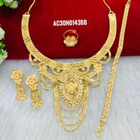 Ensemble collier et boucles d'oreilles pour femmes de tous types, en laiton plaqué or 24 carats, nouveau design, style classique, motif floral tendance, chaîne en boîte