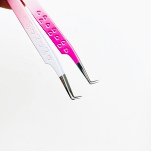 Mini pince à épiler à 90 degrés gravée en coeur pour extension de cils outil de beauté en acier inoxydable enduit de poudre rose et blanche - Product Image 1